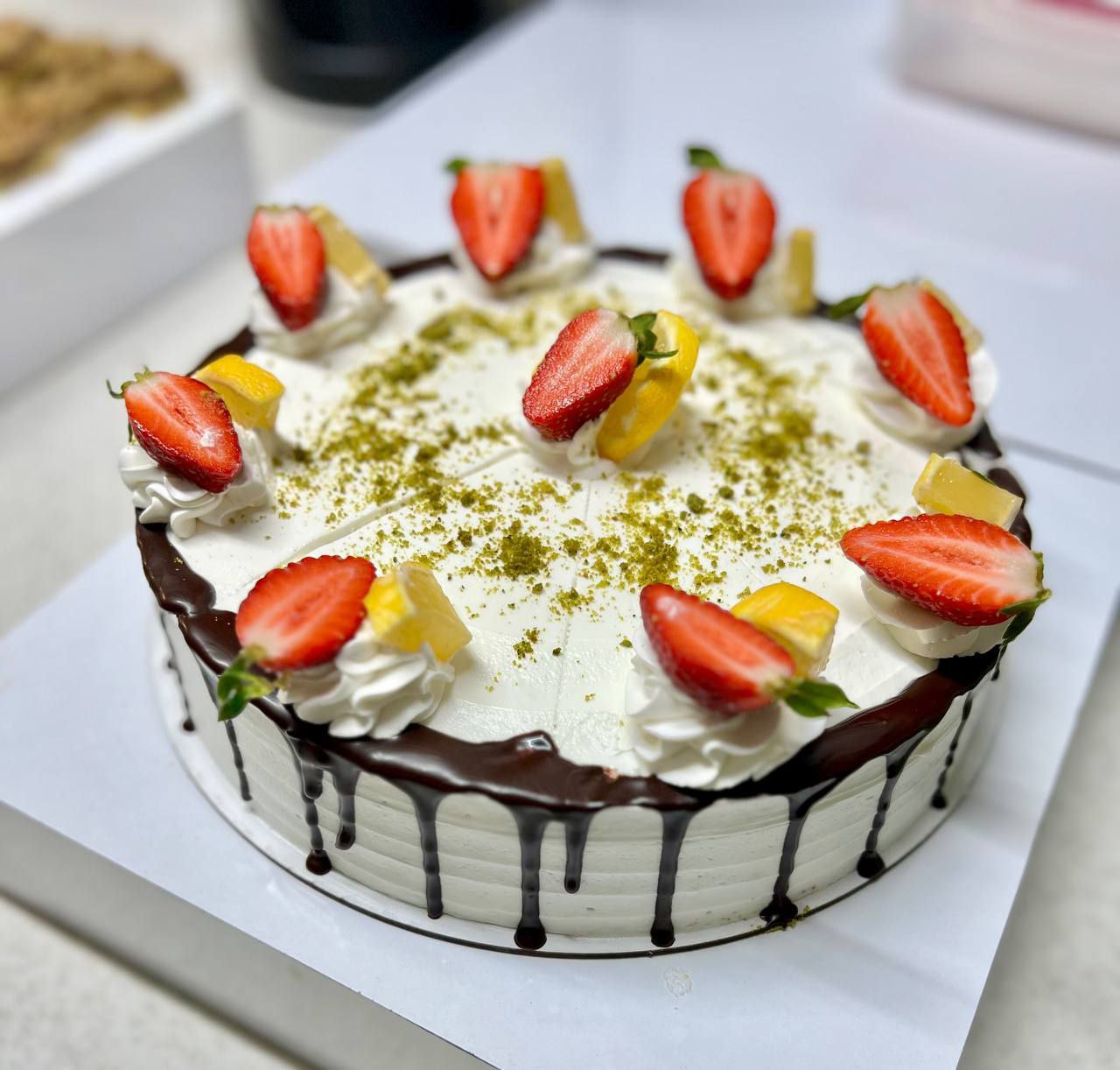 کیک سه شیر با تزیین میوه